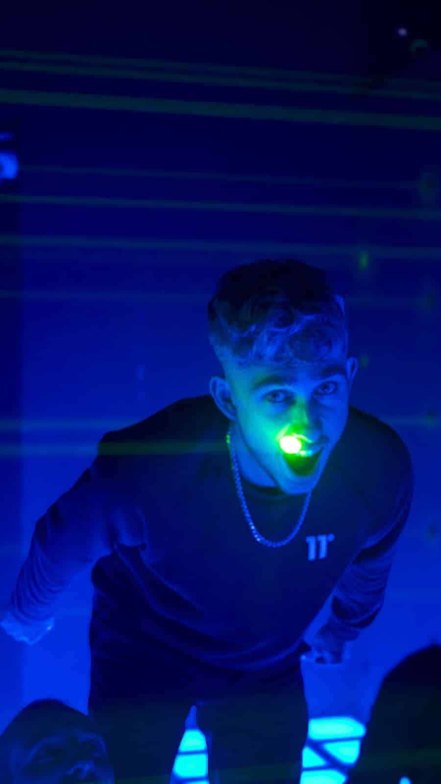 Joueurs dans la salle du grid aux dalles lumineuses et lasers de l'Action Game Nantes