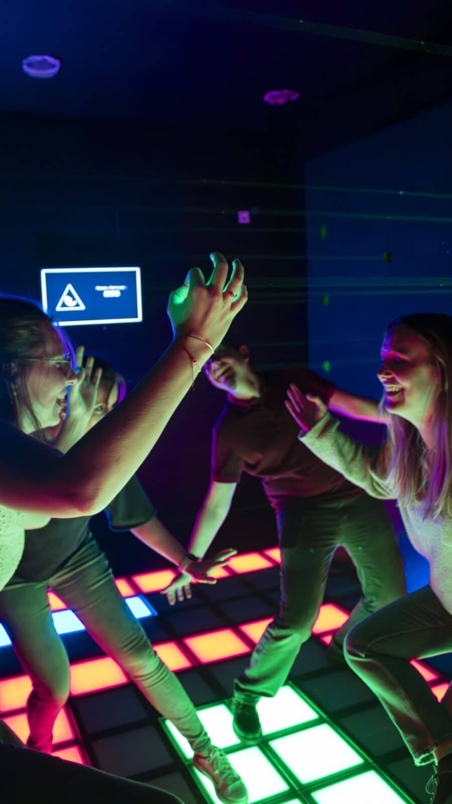 Joueurs dans la salle du grid aux dalles lumineuses et lasers de l'Action Game Nantes