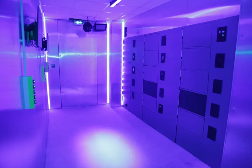 Intérieur d'une pièce éclairée en violet lumineux.