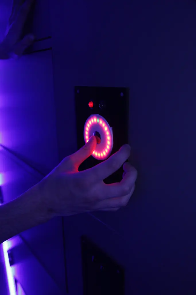 Main interagissant avec une lumière circulaire rouge.