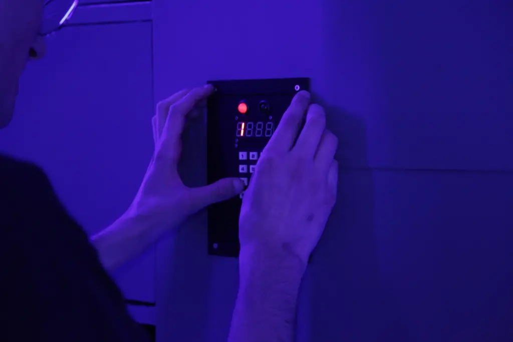 Personne utilisant un clavier numérique sous lumière bleue.