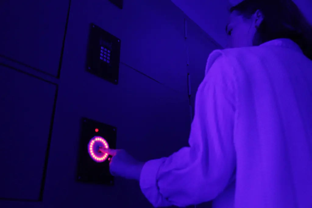 Personne interagissant avec un dispositif lumineux circulaire