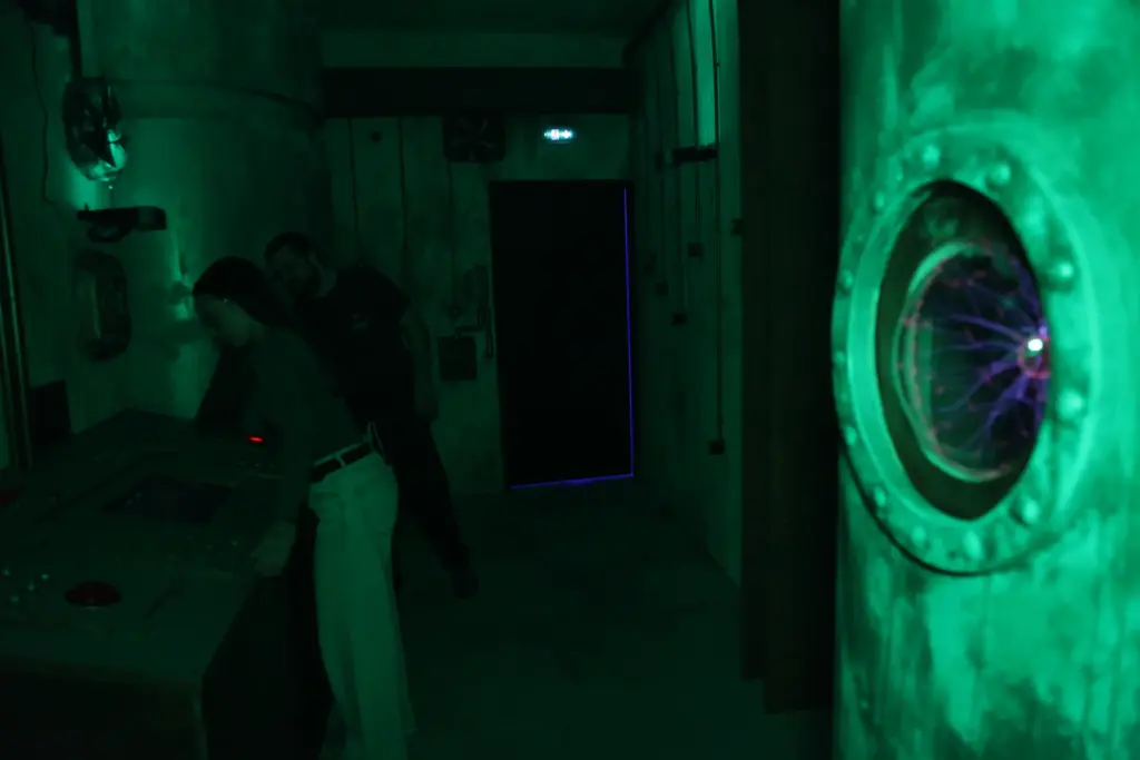 Gens dans une pièce obscure avec écran lumineux.