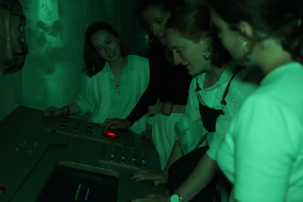 Femmes collaborant devant un panneau de contrôle