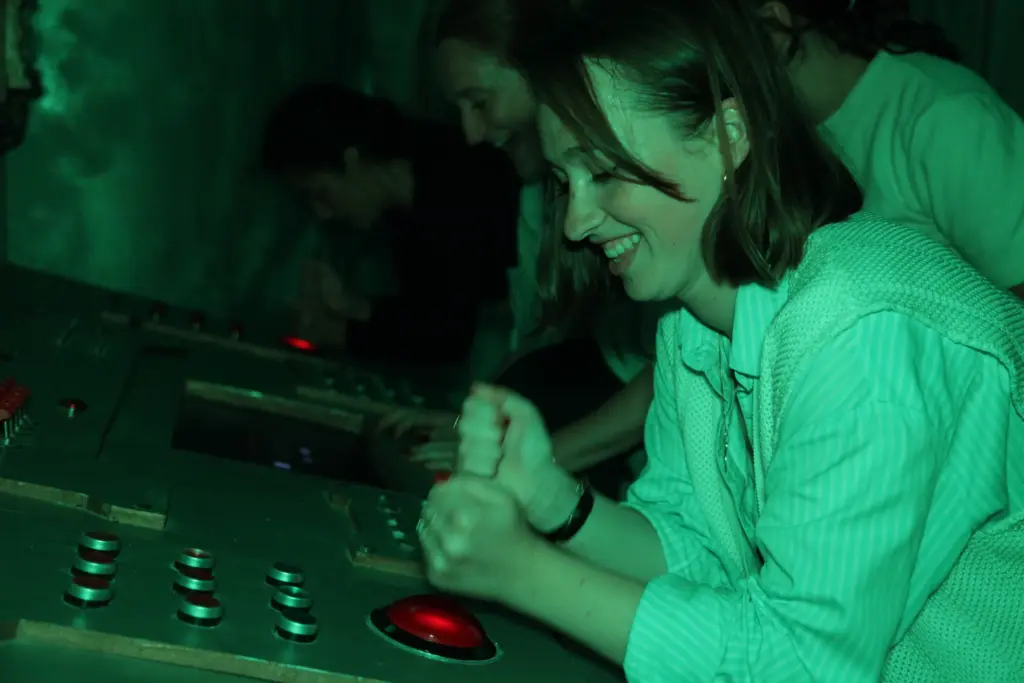 Personnes souriantes jouant à un jeu de simulation.