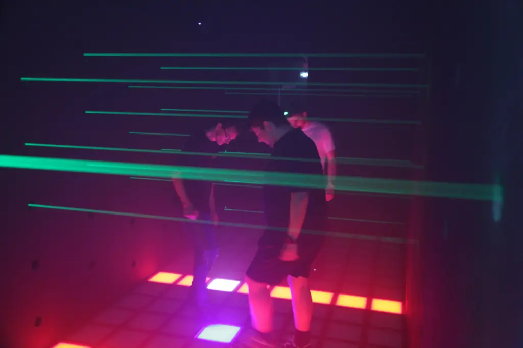 Personnes jouant à un jeu laser interactif.