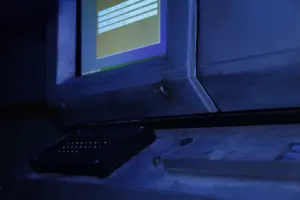 Vieil écran d'ordinateur avec interface utilisateur affichée.