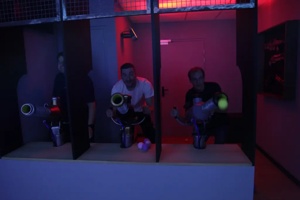 Personnes jouant au laser tag intérieur, ambiance colorée