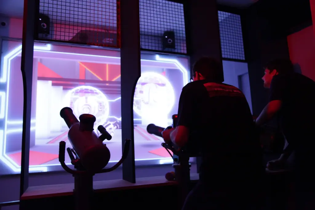 Jeu d'arcade interactif avec joueurs concentrés.