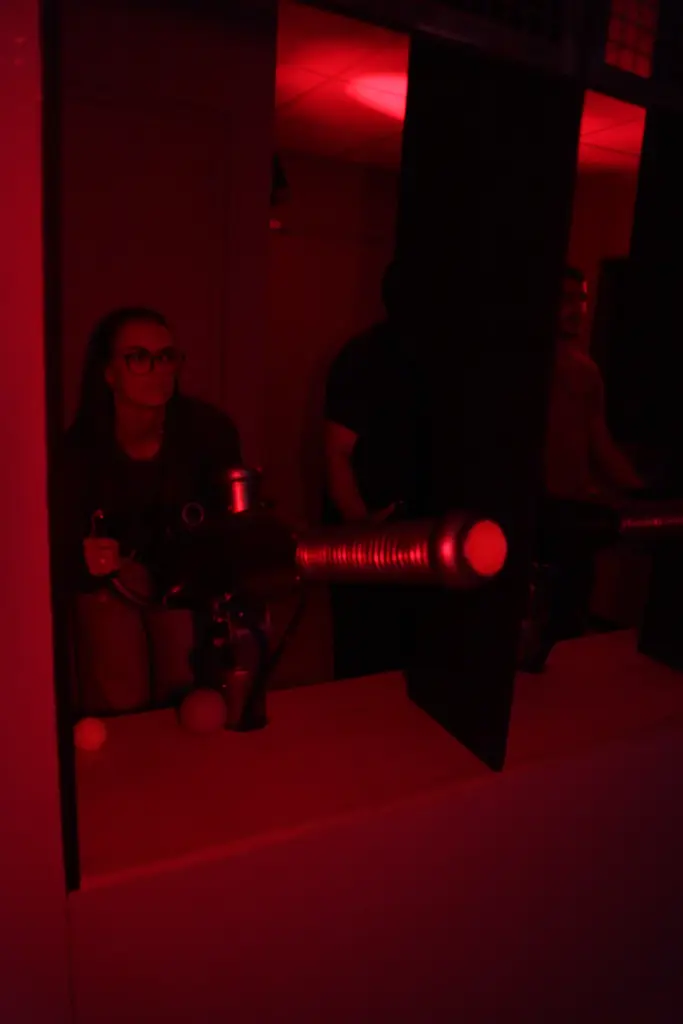 Personne joue à un jeu laser dans le noir.