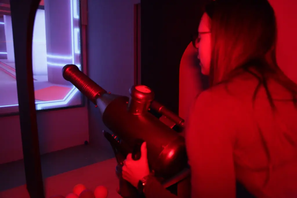 Personne jouant à un jeu de réalité virtuelle