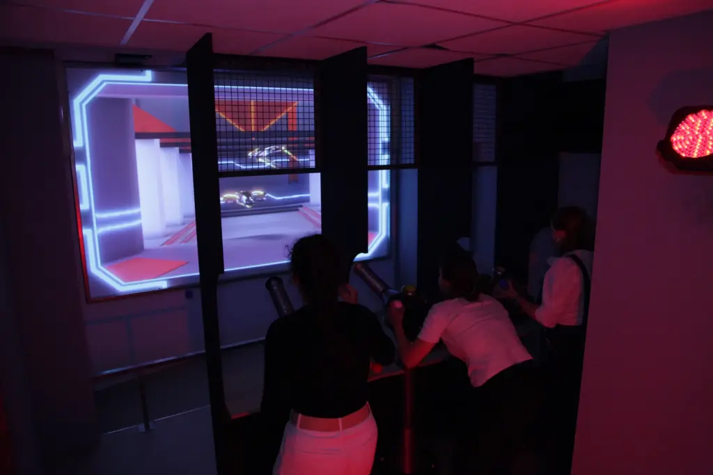 Personnes jouant à un jeu de réalité virtuelle.