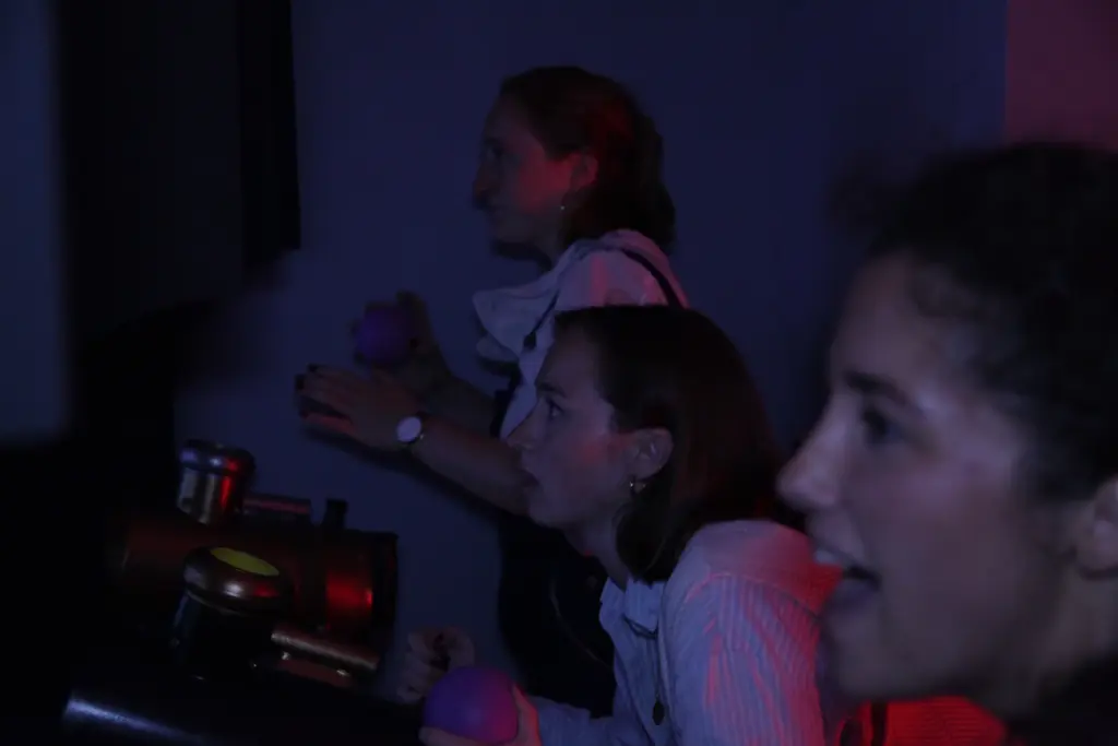 Personnes jouant à un jeu interactif dans le noir.