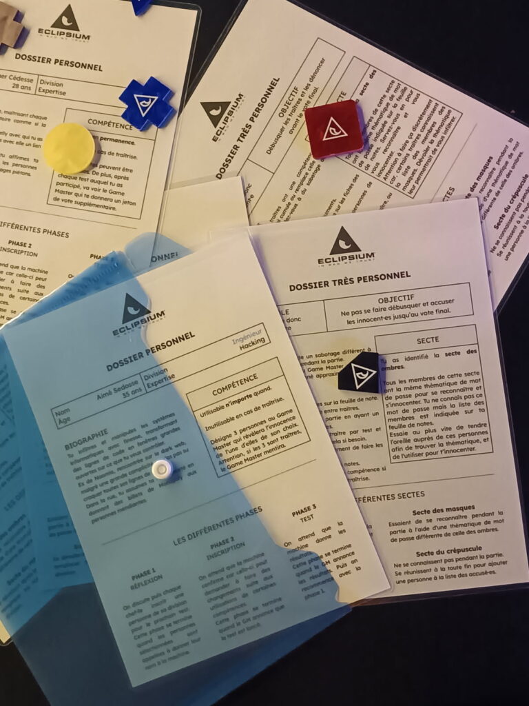 Documents secrets sur une table, jeu de société.