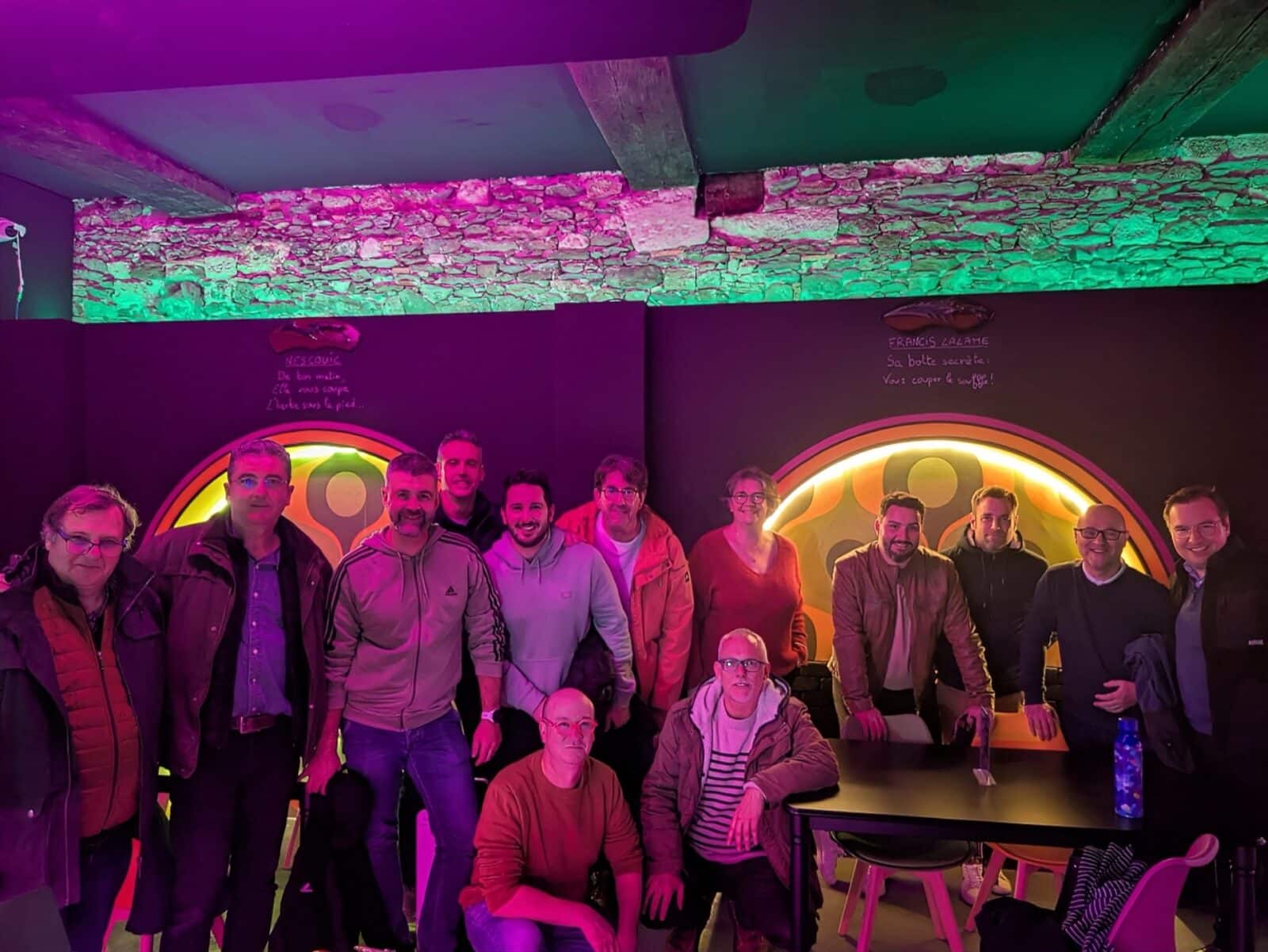 Joueurs autour d'une table pendant une Traitor Party à Nantes