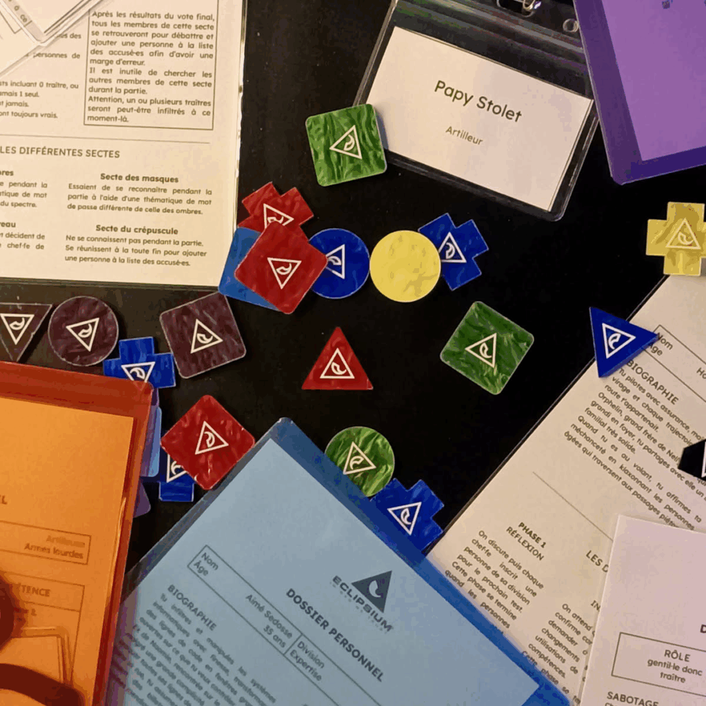Matériel de jeu de rôle sur table coloré.