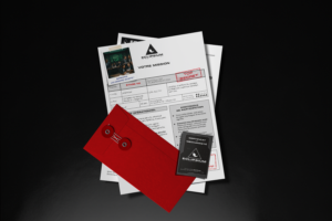 Dossiers top secrets sur bureau avec enveloppe rouge.