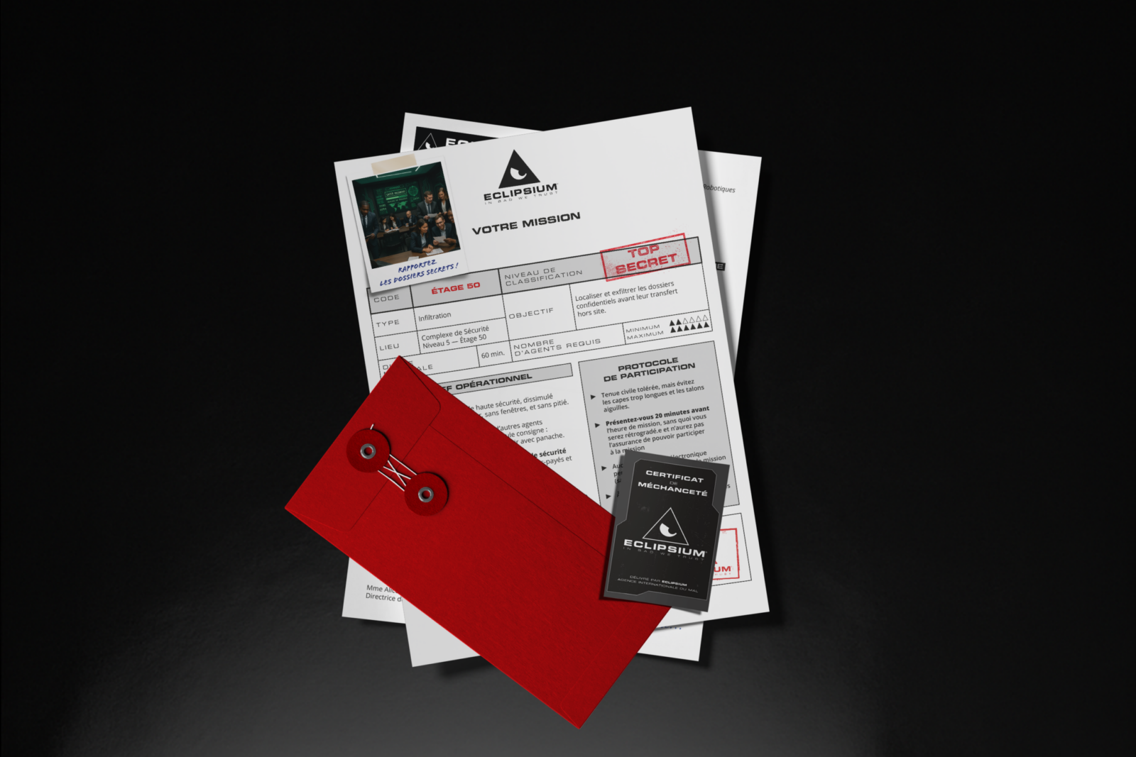 Dossiers top secrets sur bureau avec enveloppe rouge.