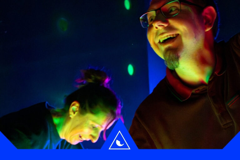Joueurs riant pendant une session d'action game immersif chez Eclipsium à Nantes
