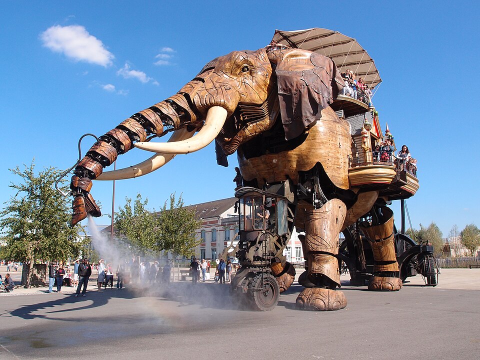 Éléphant mécanique géant en parade urbaine