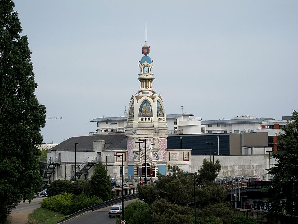 Bâtiment historique à dôme décoré en ville
