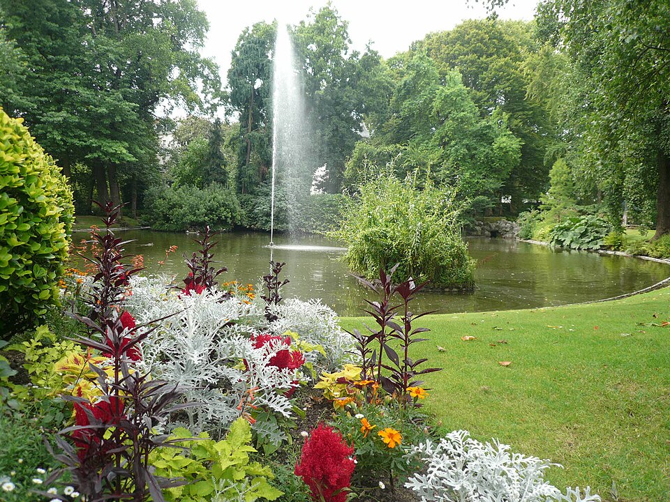 Parc paysager avec fontaine et massif fleuri