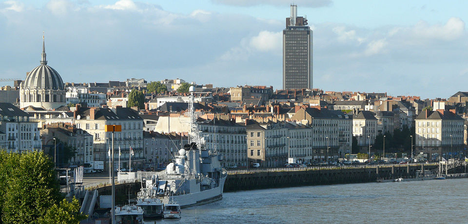 Vue de Nantes et navire sur la Loire