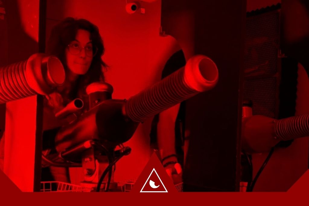 Femme utilisant une machine à tubes sous lumière rouge