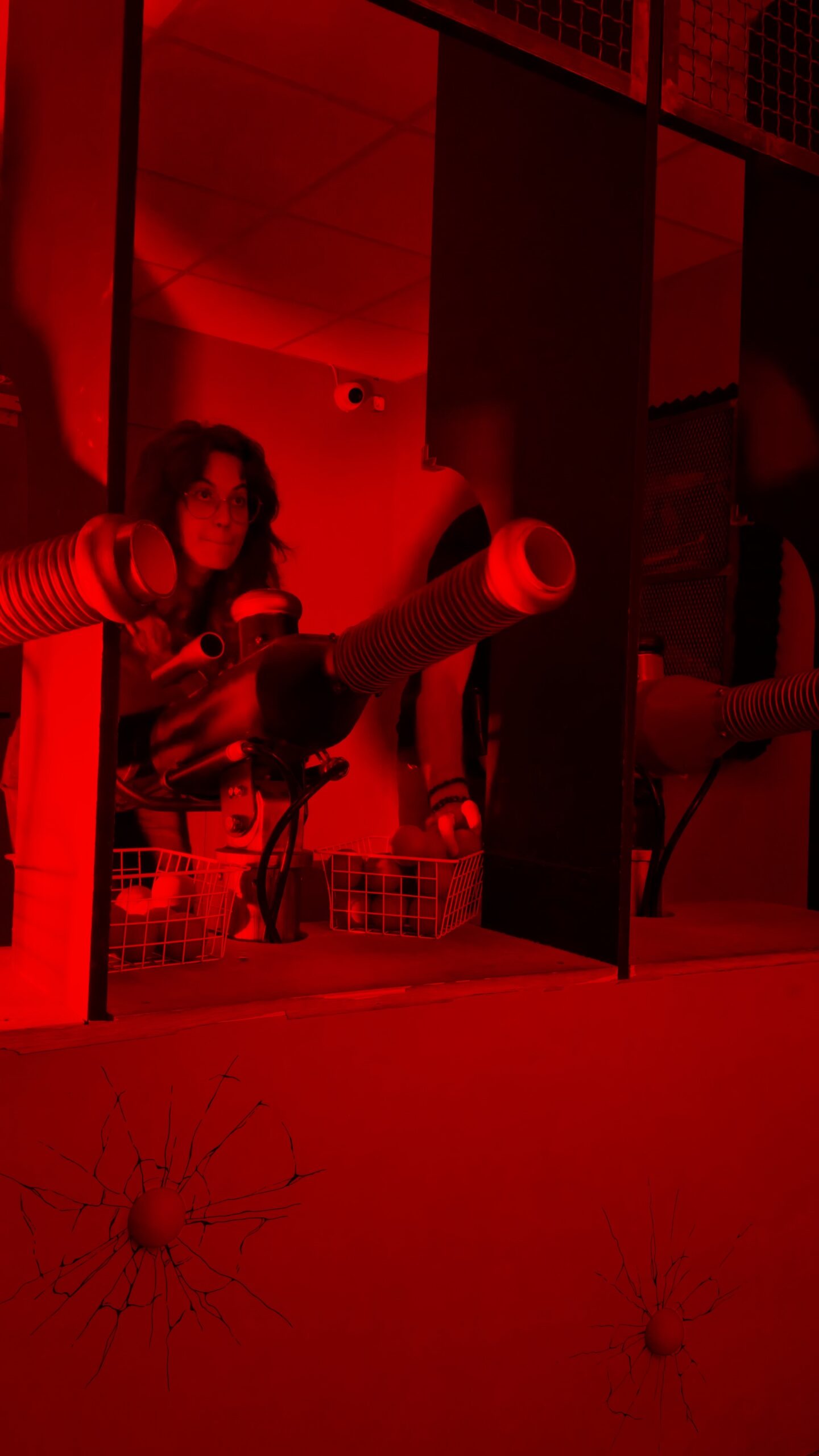 Joueuse de l'Action Game Halloween d'Eclipsium à Nantes, canon en main, lumière rouge