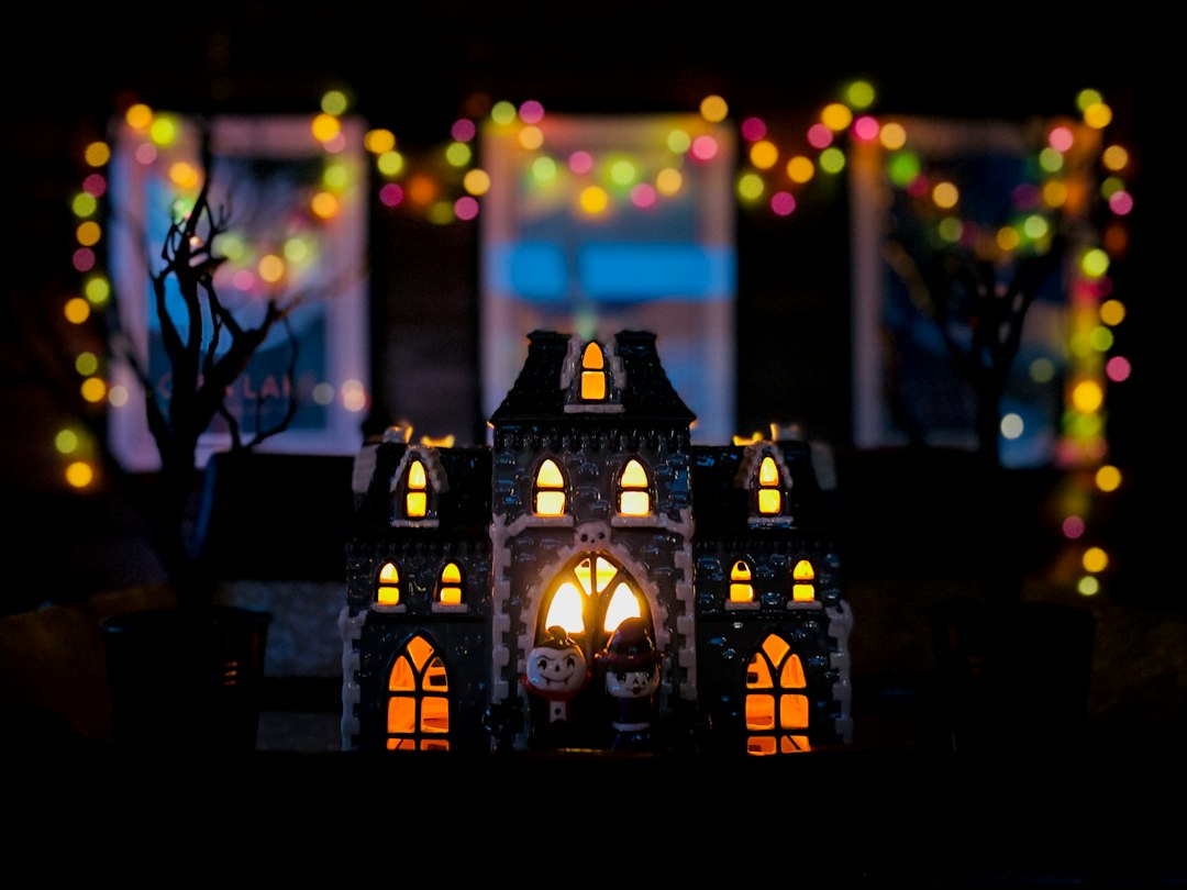 Maison hantée miniature illuminée pour Halloween, ambiance frisson à Nantes