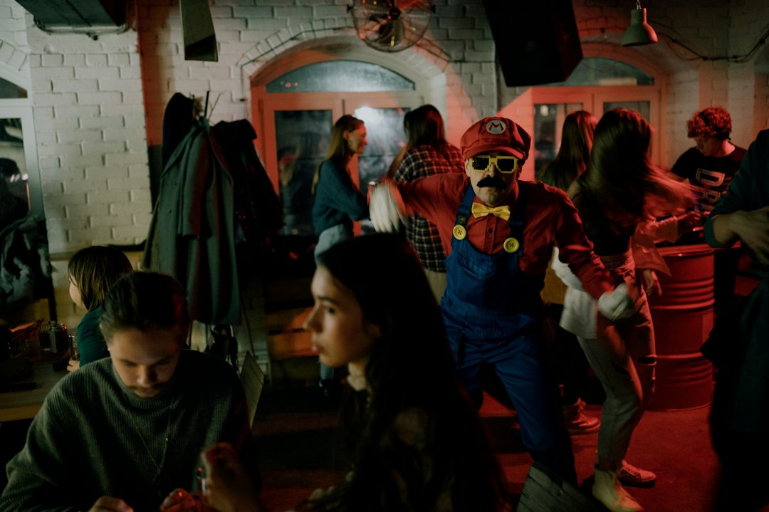 Soirée costumée d'Halloween entre amis dans un bar