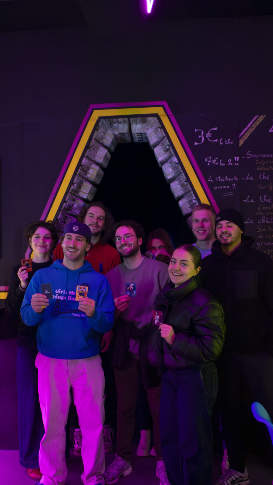 Groupe d'amis posant dans une salle éclairée au néon