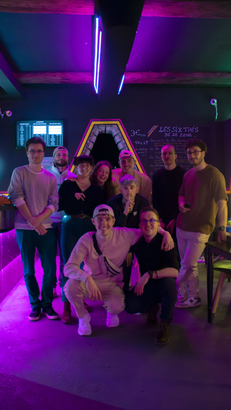 Groupe d’amis dans un bar éclairé aux néons