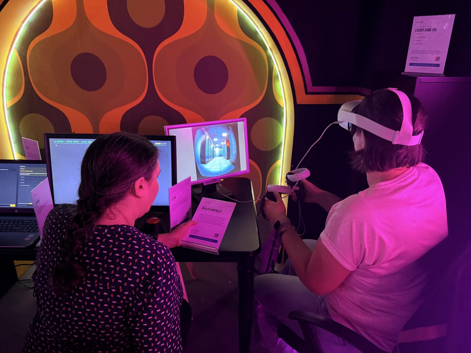 Personne utilisant un casque de réalité virtuelle avec accompagnatrice